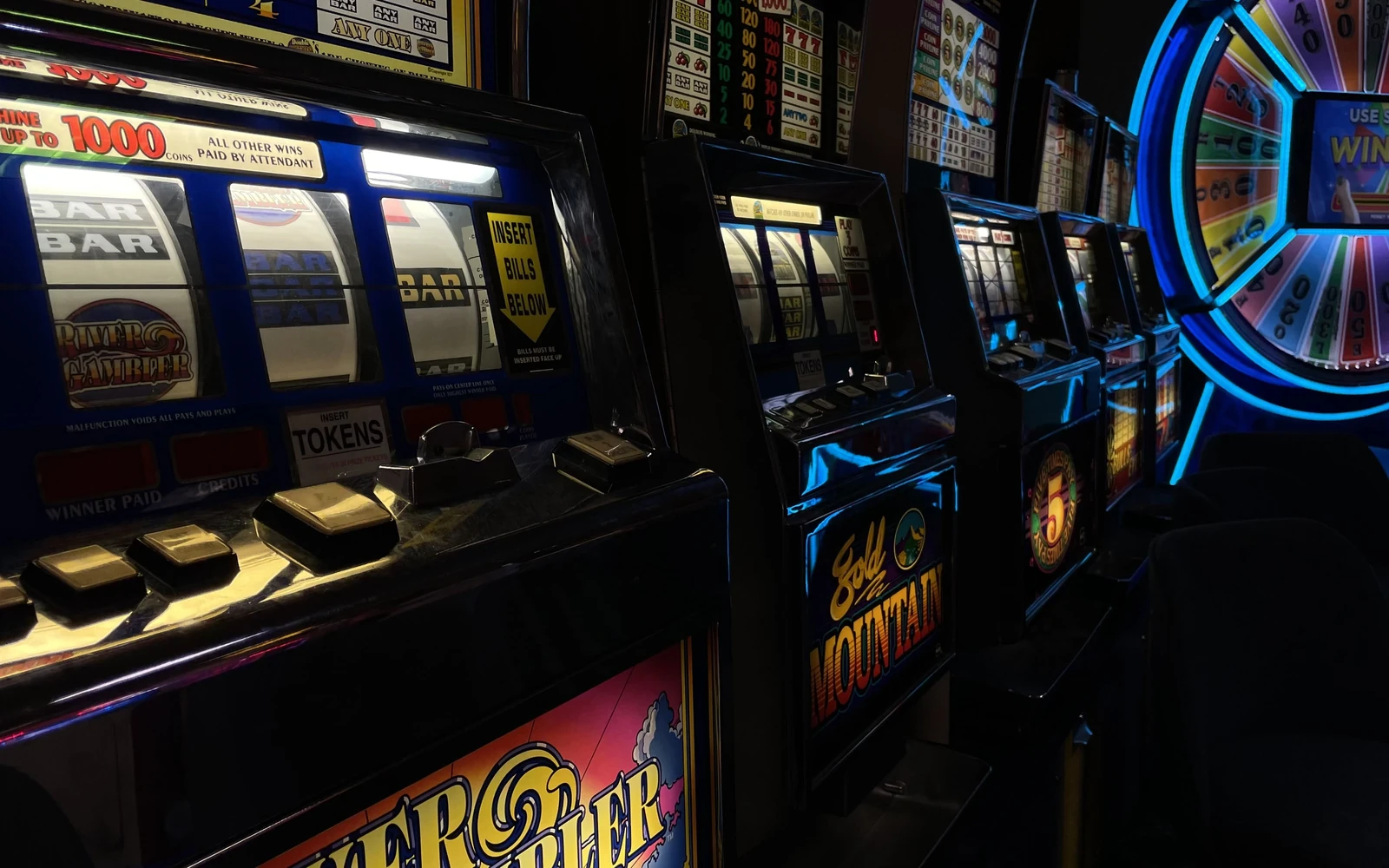 Reel dan simbol permainan slot pada layar digital